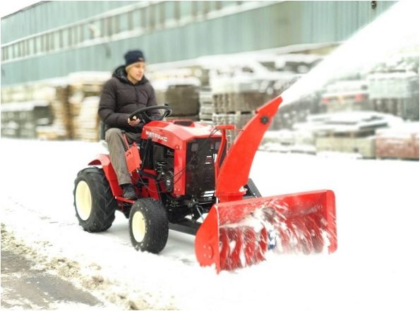 Rimozione della neve con un mini-trattore