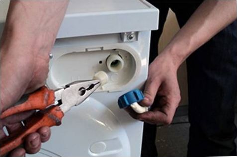Chiave per la rimozione del contrappeso di una lavatrice Ariston