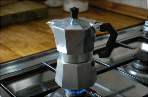 Una macchina da caffè geyser per il fornello a gas