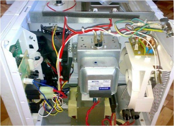 Forno a microonde smontato